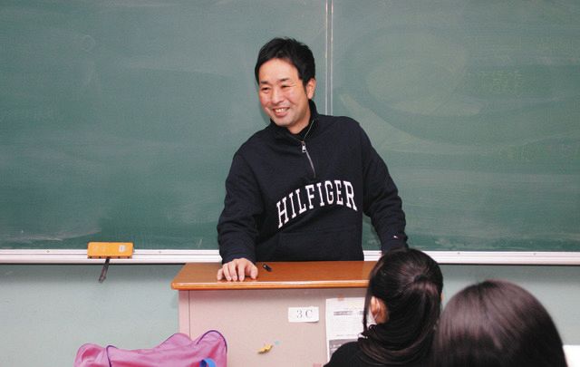ホームルームで生徒に話し掛ける野原教諭＝横浜市の横浜清陵高校で
