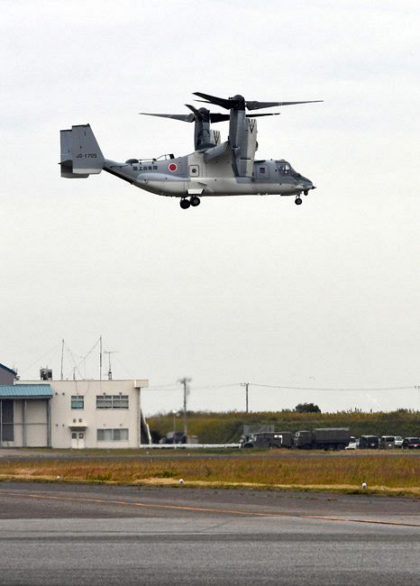 飛行訓練で離着陸やホバリングの様子が公開された陸上自衛隊の輸送機オスプレイ＝2020年11月6日、千葉県木更津市で（いずれも淡路久喜撮影）