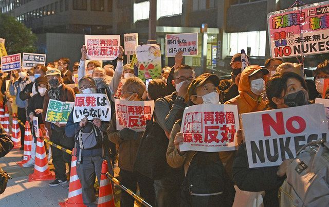 脱原発を訴え、抗議の声を上げる人たち＝26日、東京・霞が関で
