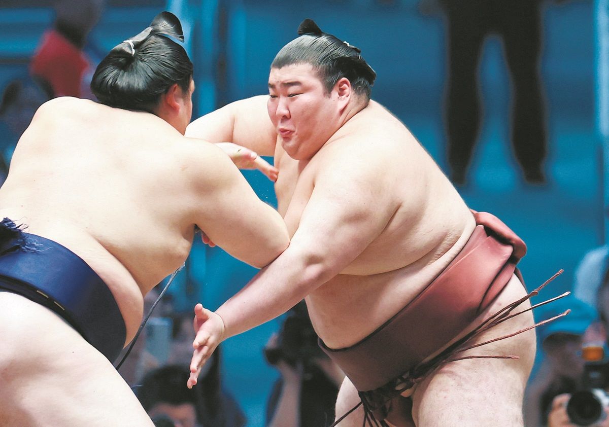 大相撲名古屋場所11日目、大の里㊧を攻める熱海富士。押し出しで破った＝IGアリーナ（平野皓士朗撮影）