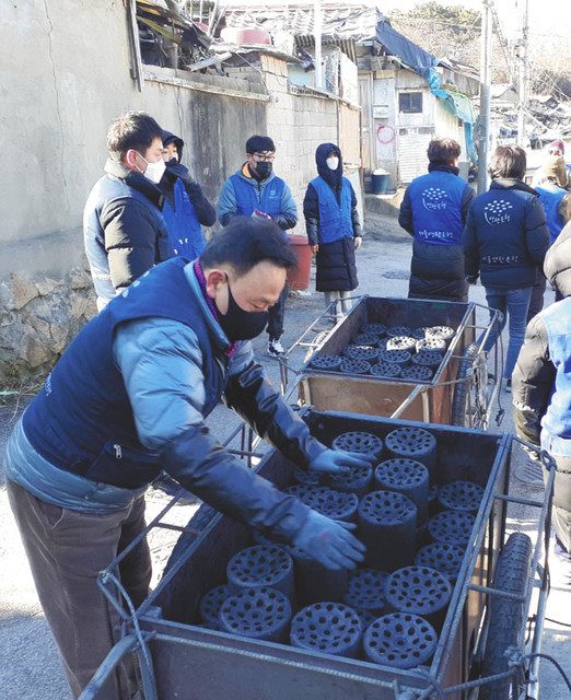 연탄을 리어카에 싣는 「연탄 은행」의 허기후쿠시로표