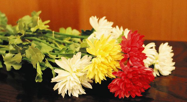 「枕慈童」で使われる菊の造花（国立能楽堂所蔵）。飾り方には、高さをそろえる、ばらばらにするなど、シテの好みが反映される