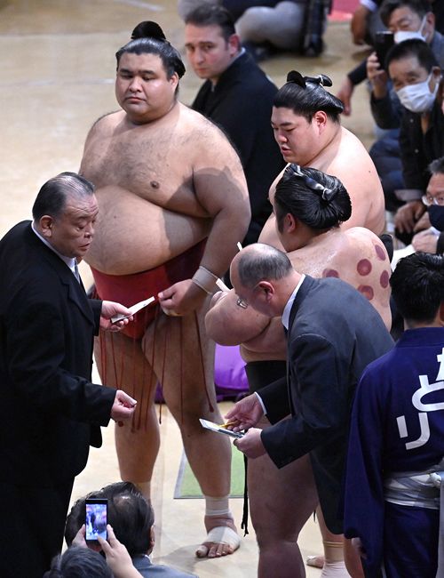大相撲九州場所 阿炎がともえ戦を制して初優勝:東京新聞デジタル