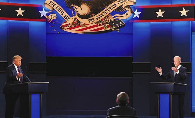 ２９日、米オハイオ州クリーブランドで開かれた大統領選の第１回討論会で意見を戦わせるトランプ大統領（左）と民主党候補のバイデン前副大統領（右）＝ＡＰ