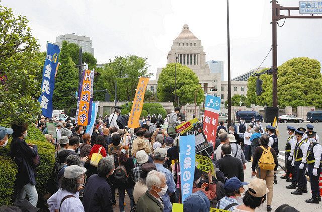 憲法記念日の３日、「５・３憲法大行動」が国会前であった。集まった人たちは「大事な憲法を守る」と声を上げた＝東京・永田町で（市川和宏撮影）