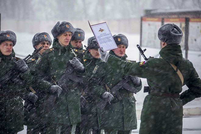 今年1月、ロシア西部ボロネジ州で，入隊の宣誓をする土木工兵隊員ら＝ロシア国防省提供、AP)