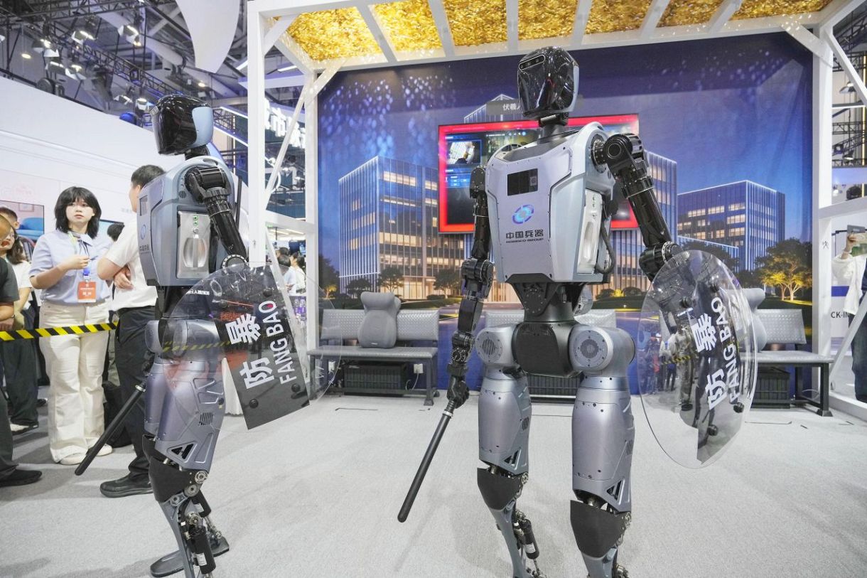 中国、治安維持向けロボット開発 警棒や盾装備し威圧感、試験運用