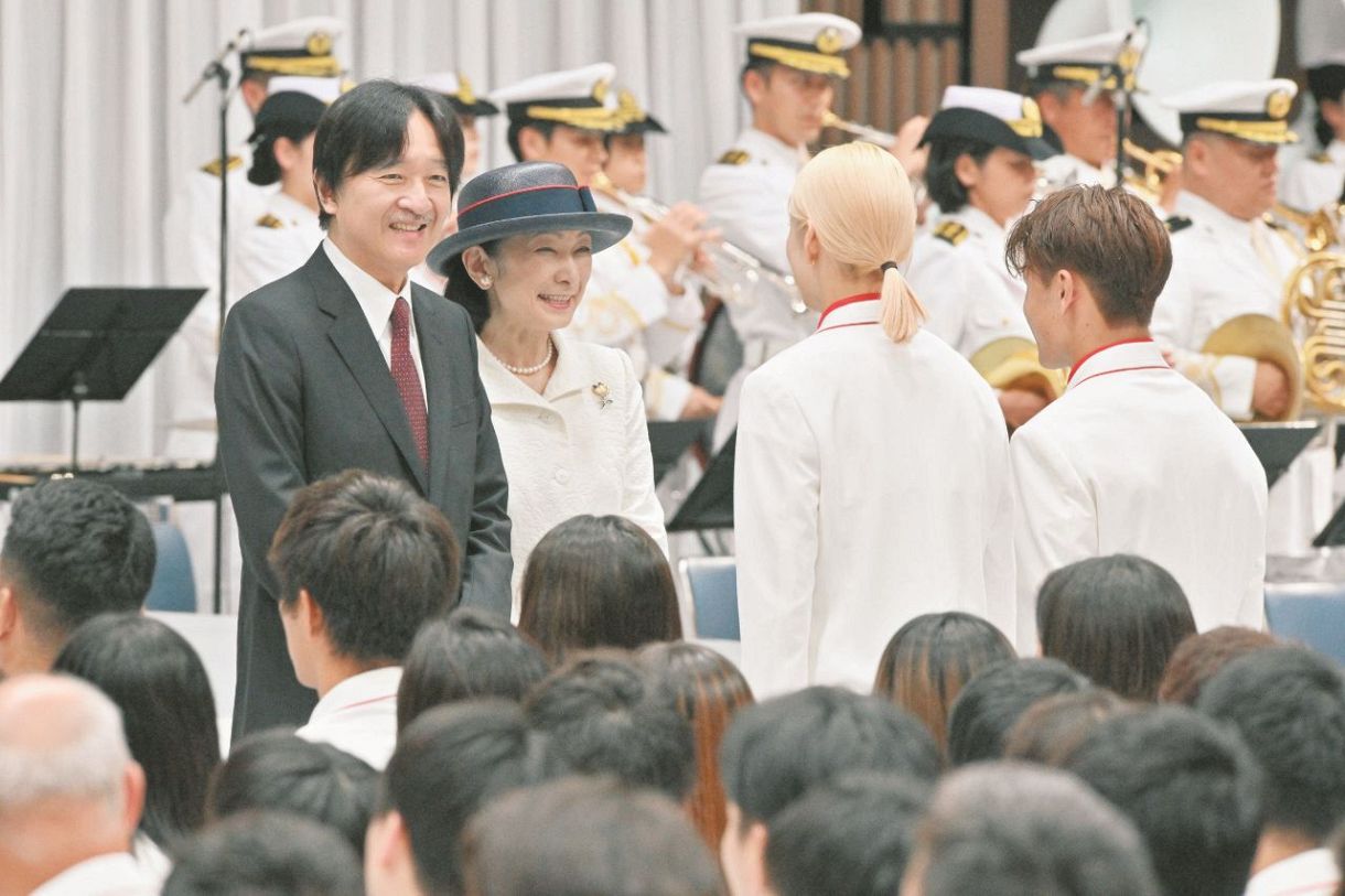 5日、パリ五輪で旗手を務めるブレイキンの半井重幸選手（右端）とフェンシングの江村美咲選手（右から2人目）を激励する秋篠宮ご夫妻