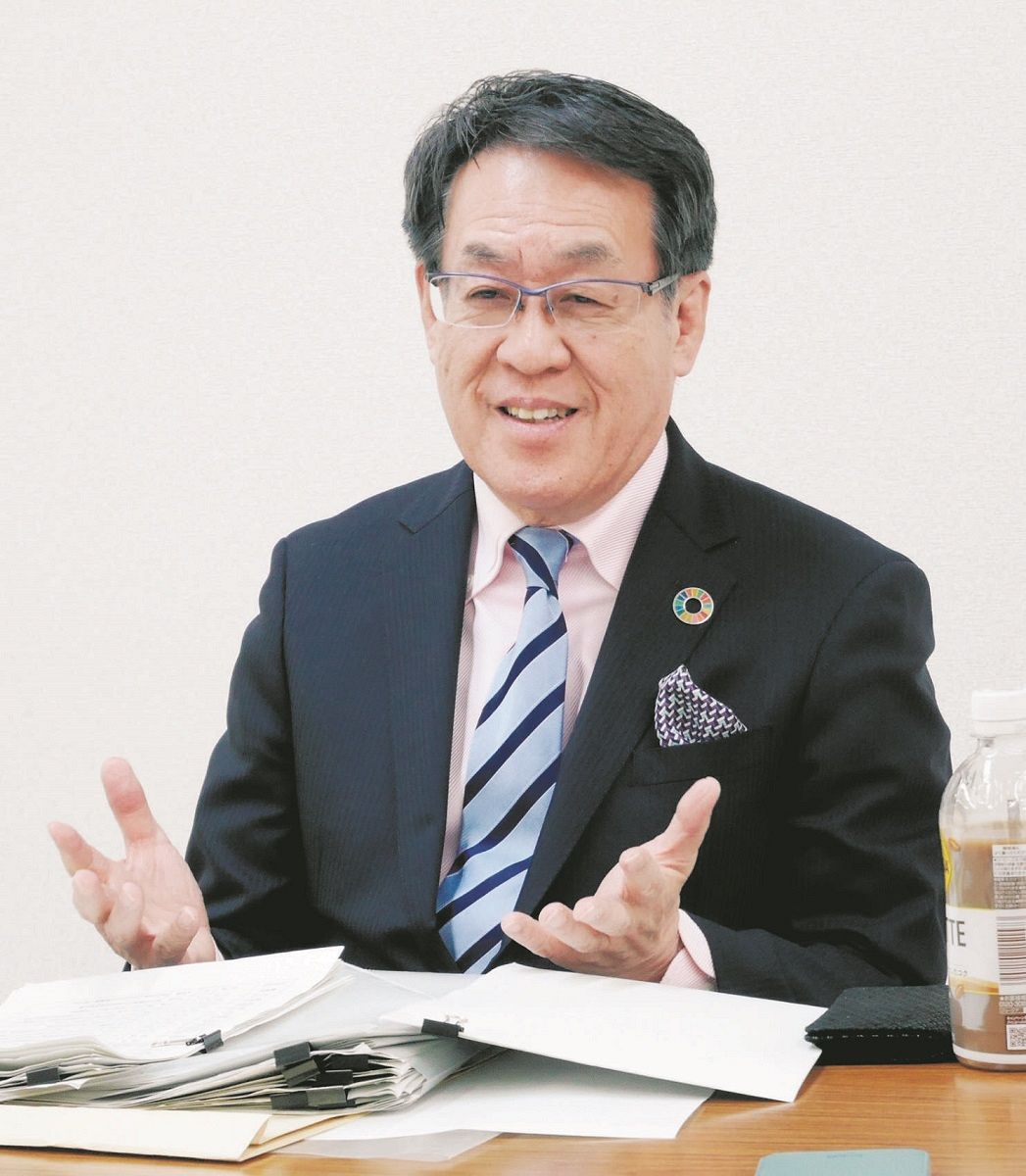 Eiji Aoki, qui a été élu 6 fois lors de l'élection du maire du quartier de Meguro.