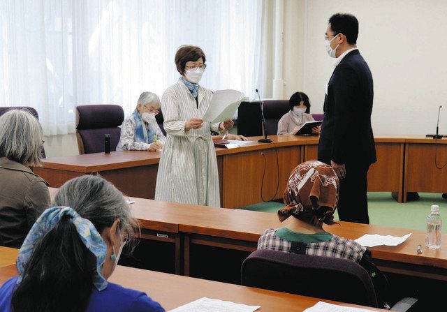 織田千代さん（中央）は知事宛ての要請書を読み上げ、原子力安全対策課の担当者に渡した＝福島県庁で 