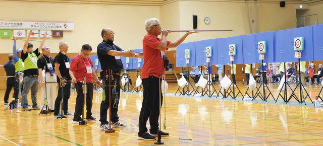 ６月に開催された国体デモンストレーション大会のスポーツ吹矢競技＝いずれも足利市で 