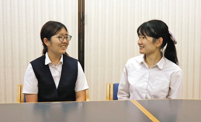 社会活動を通じて感じたことや政治への思いを語る高橋さん（左）と亀谷さん＝坂戸市の筑波大付属坂戸高校で
