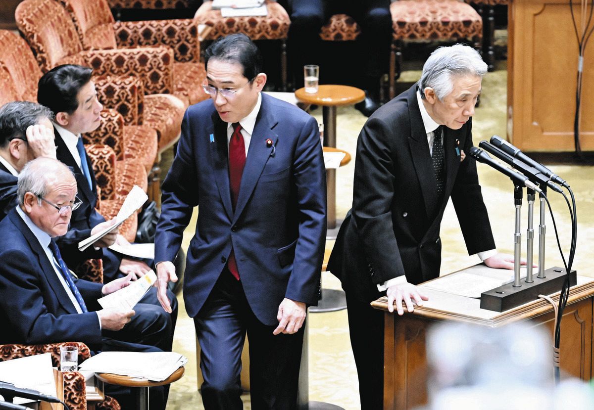 参院予算委で答弁する盛山文科相（右）と席へ戻る岸田首相