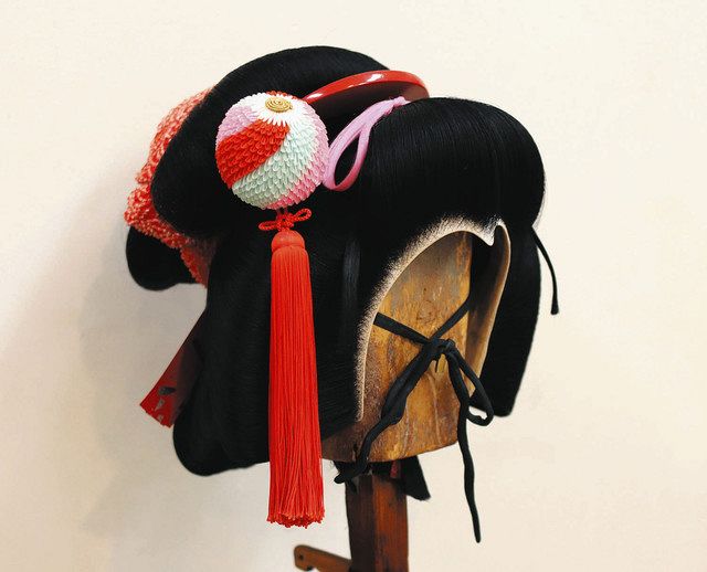 「神霊矢口渡」のヒロイン、お舟のかつら。髪の形は結綿。手綱と呼ばれるくす玉の飾りがつけられる