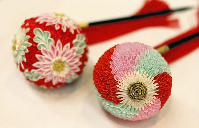 通常の娘役に用いられるくす玉(左)とお舟など限られた役にだけつけられる手綱のくす玉