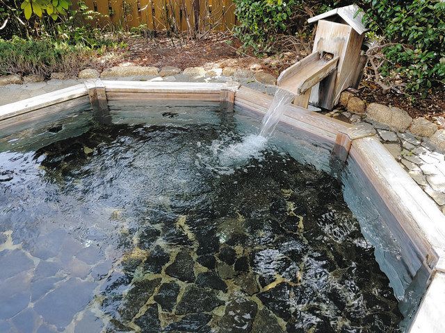 露天風呂には「白金の湯」。無色透明で肌の再生を促す成分が入っているという＝いずれも群馬県渋川市で