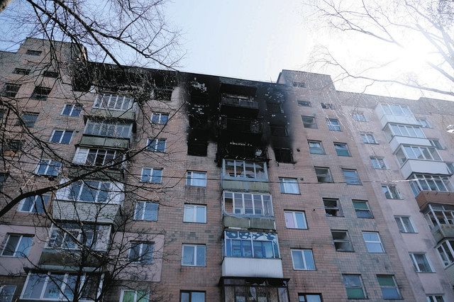 攻撃された集合住宅の一部は黒焦げになっていた＝４月１４日、ウクライナの都市ブチャで（志葉玲さん撮影・提供）