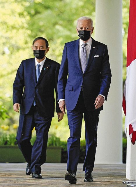 会談後、共同記者会見に向かうバイデン米大統領（右）と菅首相＝１６日、ワシントンのホワイトハウス（ＡＰ）