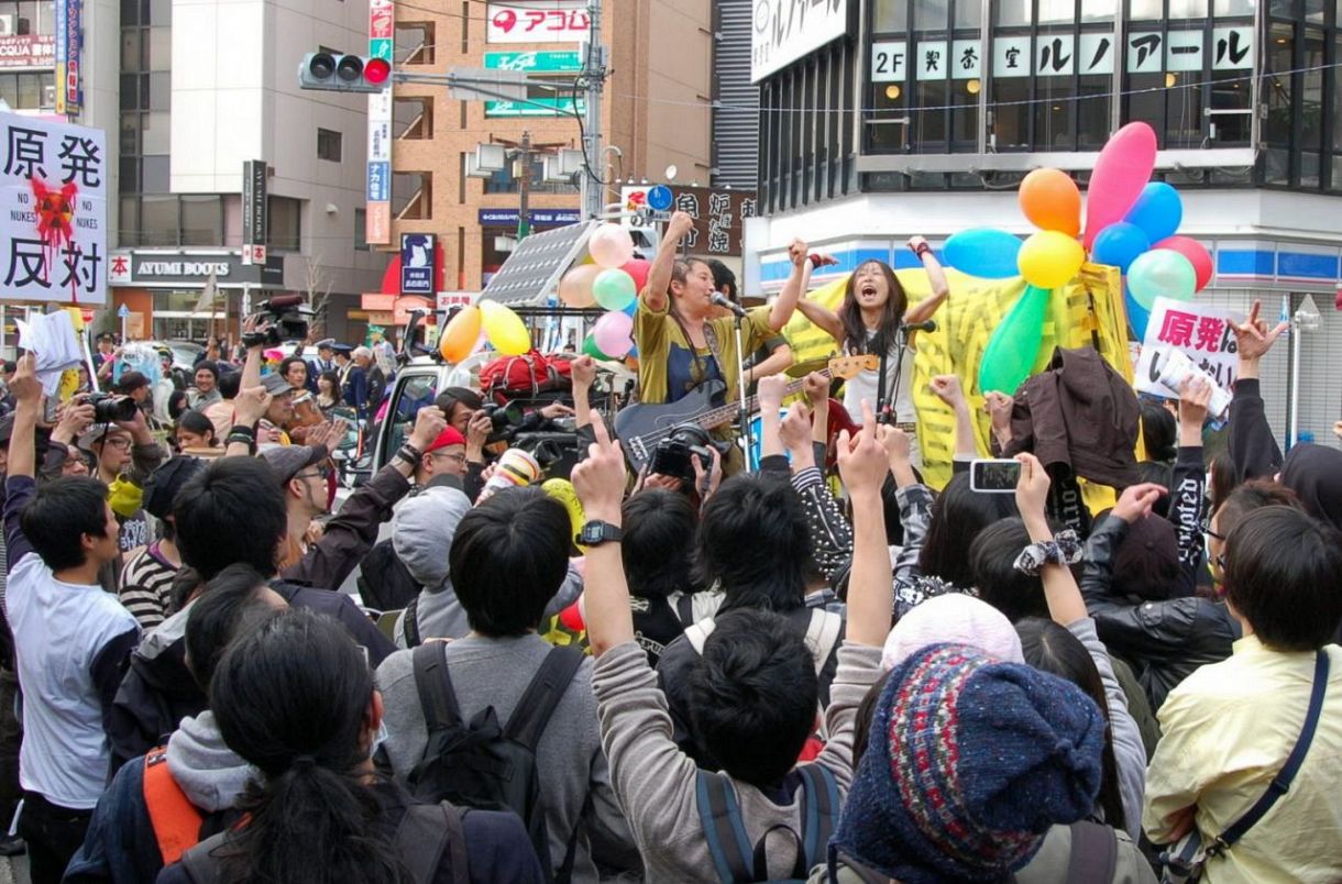 ２０１１年４月１０日の高円寺でのデモには地元のミュージシャンも多く参加。１万５０００人のデモ行進は４キロのコースを周回するのに３時間かかった（「素人の乱」提供）