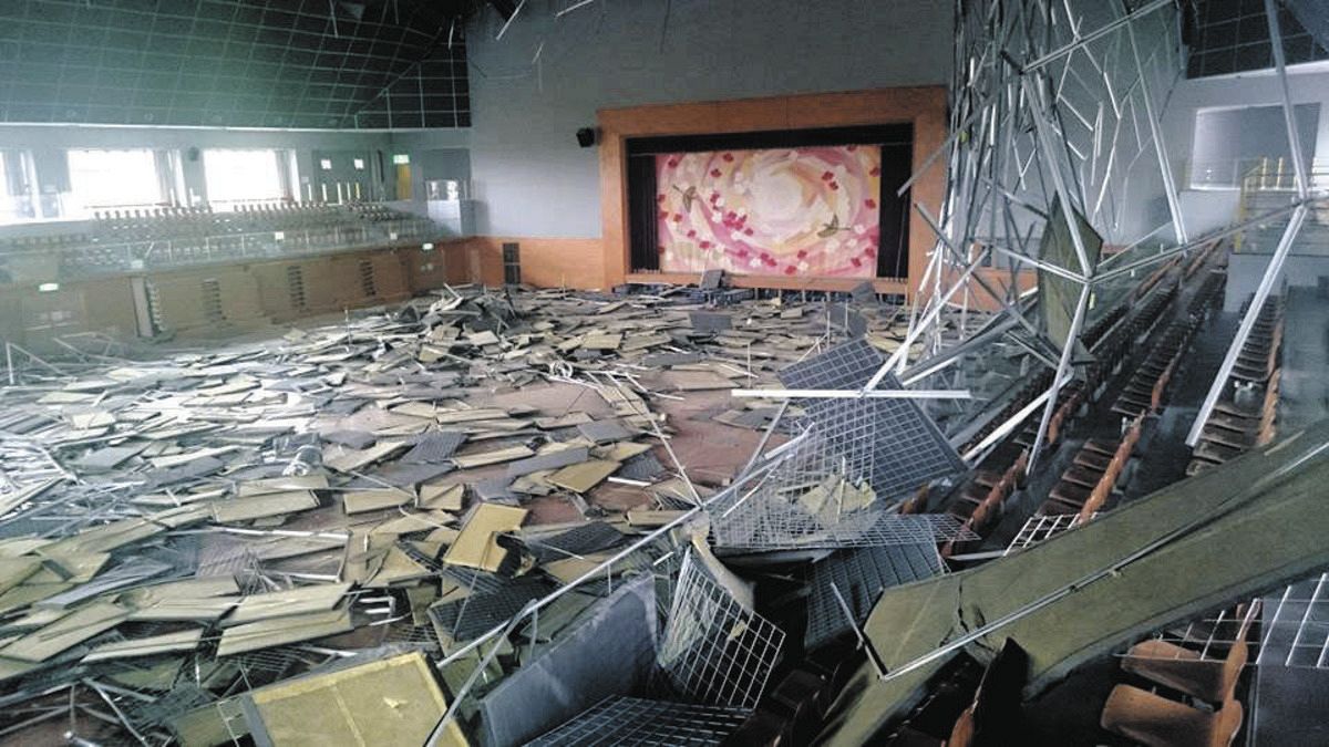 2016年4月16日の本震で、天井のパネルや照明がほぼすべて落下したメインアリーナ（益城町提供提供）
