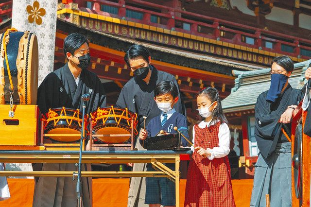今年４月に福岡で行われた歌舞伎のワークショップに参加し、鳴り物などに触れる子どもたち＝心游舎提供