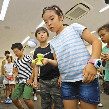 けん玉をＩｏＴ化した「電玉（ＤＥＮＤＡＭＡ）」で競い合う子どもたち＝葛飾区の東京理科大で