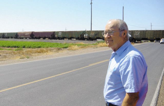 中間貯蔵施設の建設に反対するジーン・ハーボーさん。「核のごみ」が貨物列車で運び込まれるのを心配する