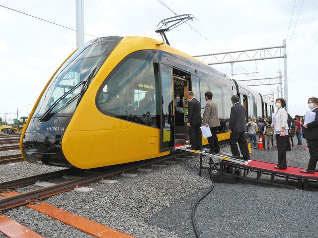 Lrt新車両お披露目 流線形の斬新デザイン 宇都宮 芳賀 沿線住民招き 東京新聞 Tokyo Web