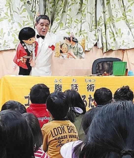 今年２月、長崎市立山里小学校で腹話術を上演するしろたにさんと人形のゴローちゃん
