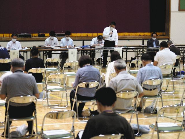 参加者同士の間隔を取って行われた説明会＝中原区で 