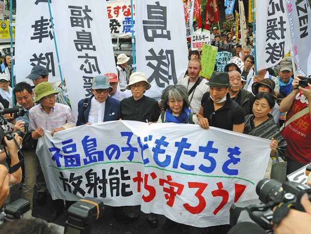 「さようなら原発５万人集会」に参加した山本太郎さん（前列右から２人目）ら