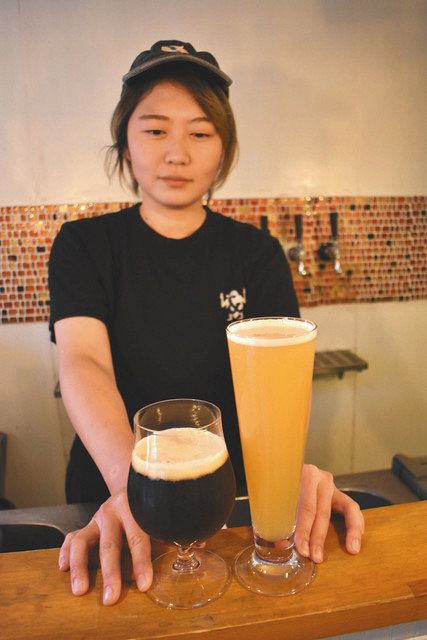 自家製のクラフトビールを紹介するアンドビールの安藤祐理子さん＝杉並区で