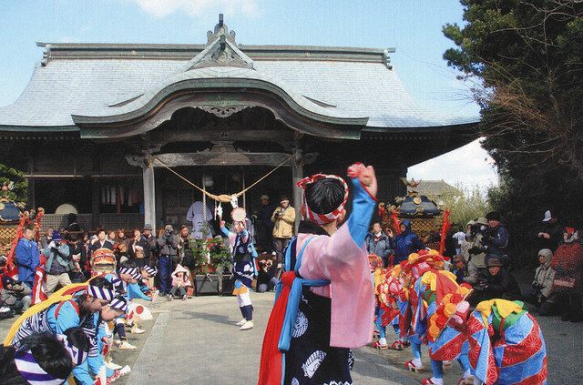 苕野神社で田植踊を披露する子どもたち＝2008年2月17日、福島県浪江町で（佐々木繁子さん提供）