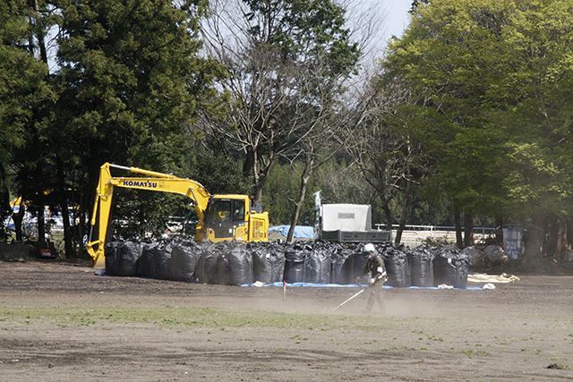 坂本勝利さんの農園で除染が始まった。小さくとも未来への一歩だ＝福島県富岡町で