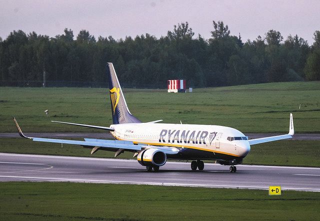 ２３日、ベラルーシの空港に強制着陸後、リトアニアの首都ビリニュスの空港に到着した旅客機＝ＡＰ