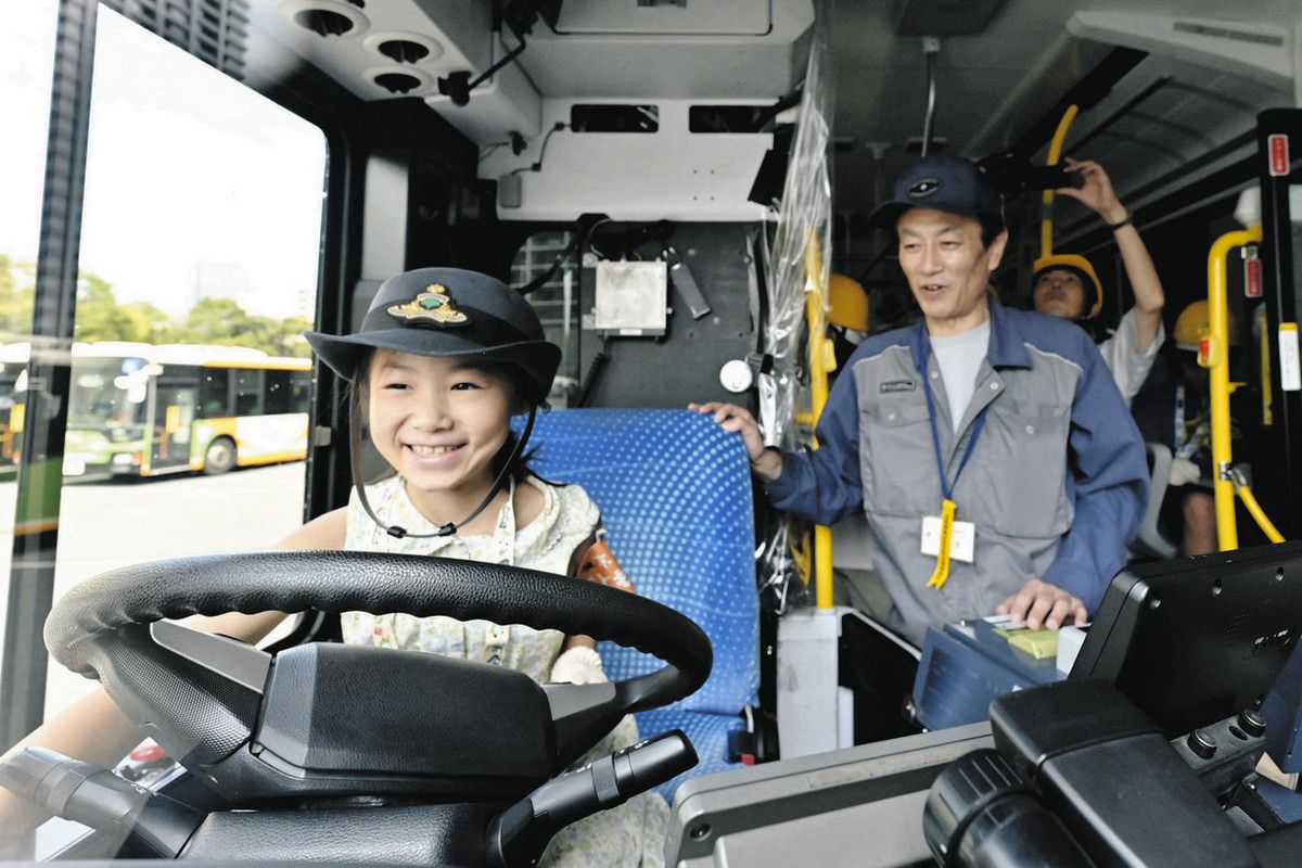 こども記者が都営バスの整備工場を取材 洗車を体験、ハンドルも触れた