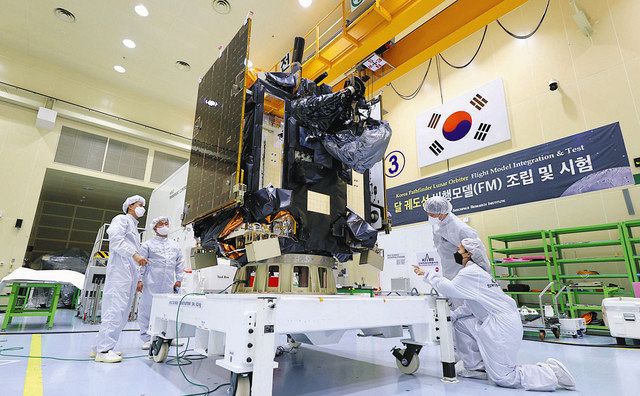 韓国・大田（テジョン）で、８月の打ち上げに向けて準備が進む月軌道衛星「タヌリ」＝韓国航空宇宙研究院提供