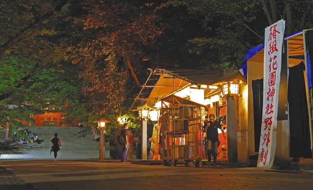 拝殿（左）に向かう参道沿いにある特設のテント小屋＝いずれも新宿区の花園神社で
