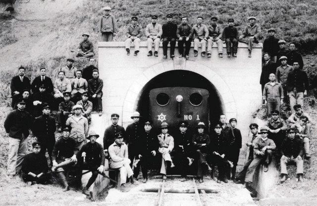 昭和初期の撮影とみられる第１隧道（現横田トンネル）西入り口での記念写（武蔵村山市立歴史民俗資料館提供）