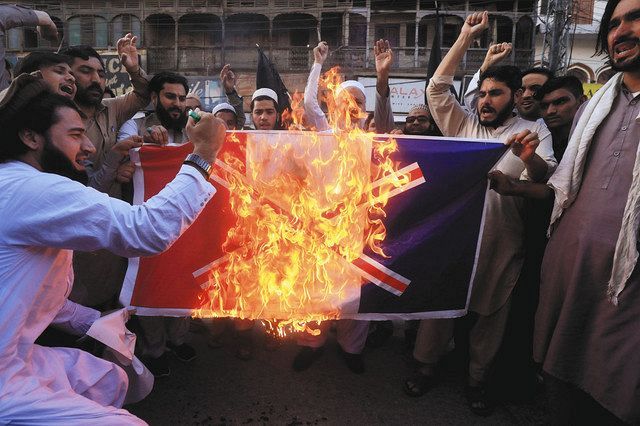 ２６日、パキスタン北西部ペシャワルで、フランスのマクロン大統領に抗議する人々（ロイター＝共同）