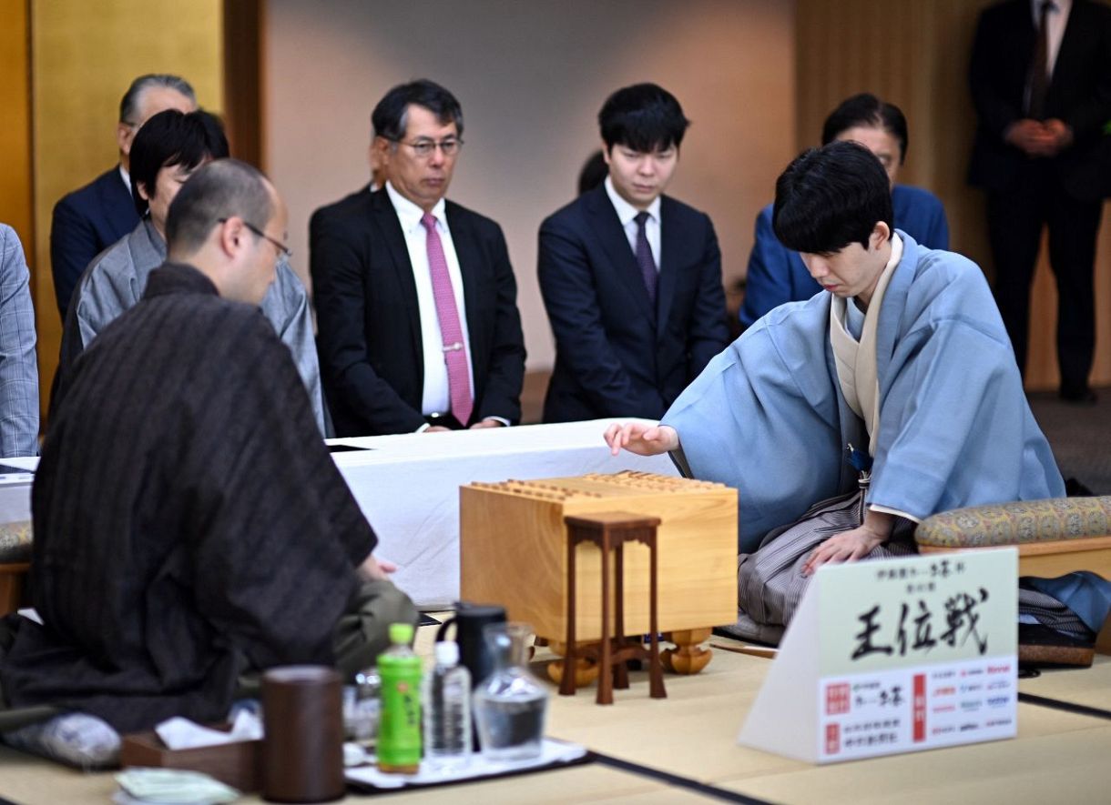 王位戦第1局始まる 相居飛車の力戦形に:東京新聞デジタル