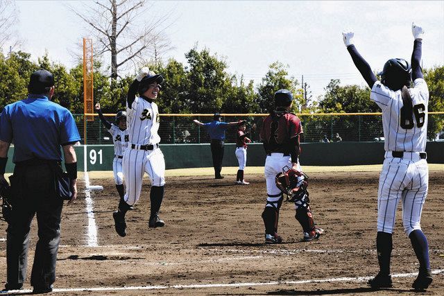 　２０１９年の全国高校女子硬式野球選抜大会で熱戦を繰り広げる選手たち＝埼玉県加須市の加須きずなスタジアムで（加須市提供）