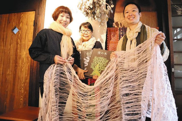 木を原料にした心地良い香りのストールを紹介する出品者ら＝江東区で 