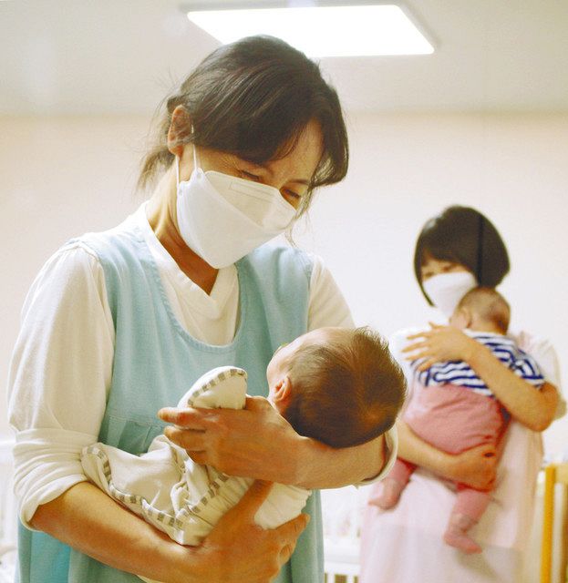 ソウルで４月中旬、赤ちゃんポストに預けられた乳児を抱く保育士ら