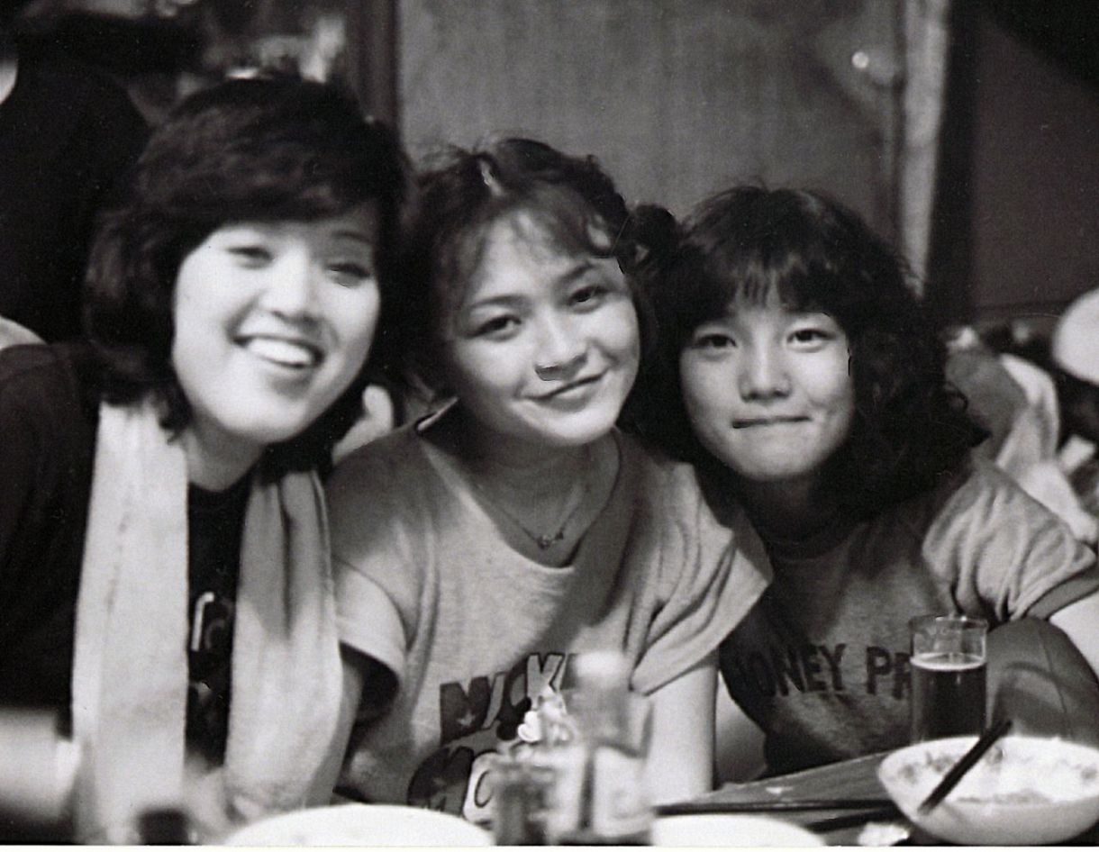 40年ほど前、劇団の仲間と笑顔で写真に収まる大林三佐子さん㊥＝写真はすべて光藤博明さん提供