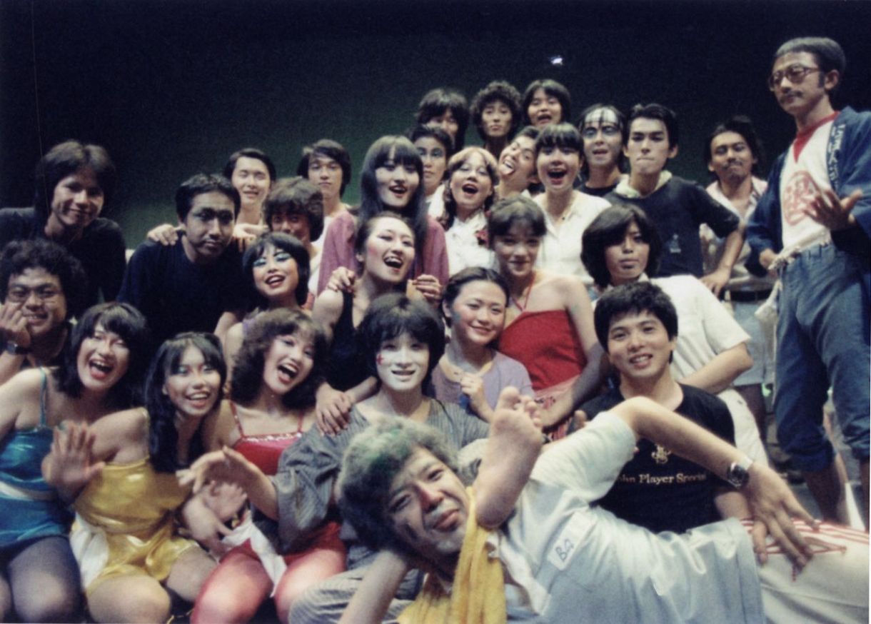 劇団の仲間と写真に収まる大林三佐子さん（中央の顔を白く塗った男性が光藤さん。その右後ろが大林さん）