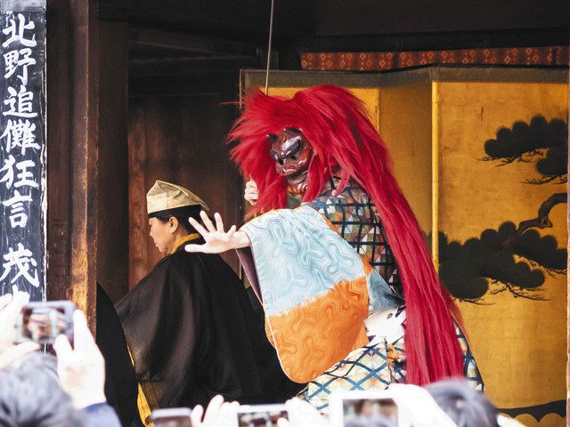 毎年、京都・北野天満宮の節分には、茂山千五郎家が改作し、鬼が乱入する狂言「福部の神」を奉納する＝上杉遥撮影
