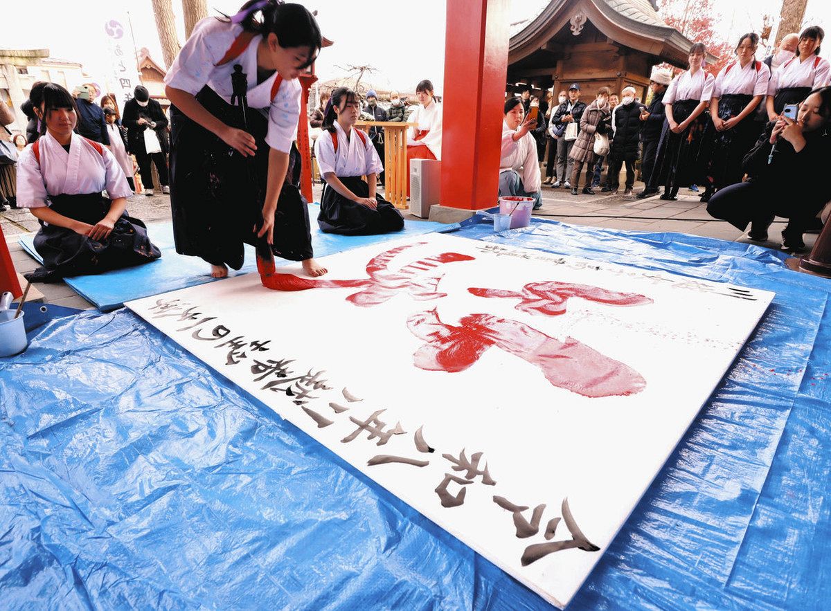 白馬跳ねるジャンボ絵馬 川越八幡宮、市立川越一中生が制作 希望の