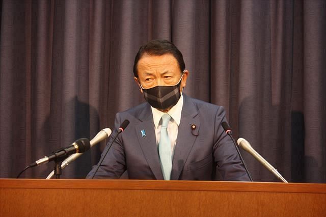記者会見で質問に答える麻生太郎財務相＝２５日