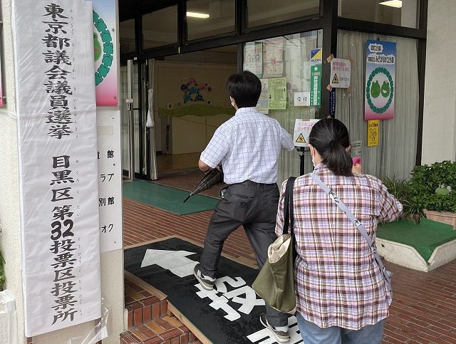 投票に訪れる有権者＝目黒区内で